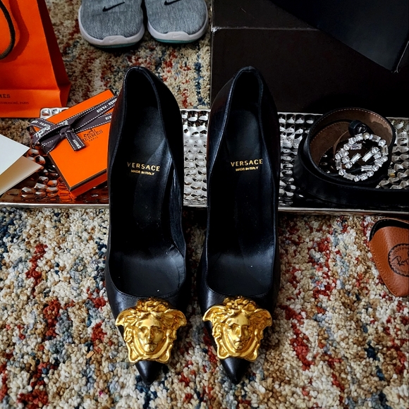 Versace★素敵！Gold V-Logo Dark Rose Leather Heeled Pumps Versace Women's Gold V-Logo Dark Rose 100% Leather Heeled